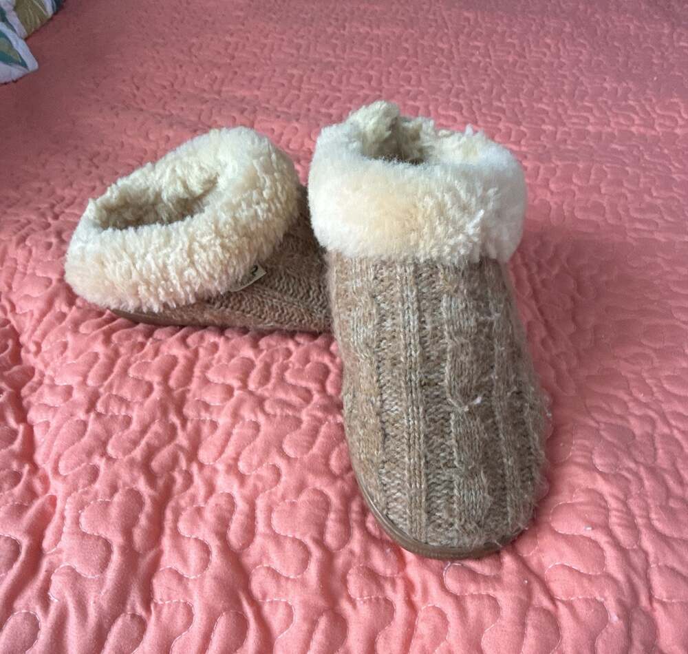 RJ's Fuzzies Cable Knit Slip-On Slippers Size 9 Tan Faux Fur Lined House Shoes
